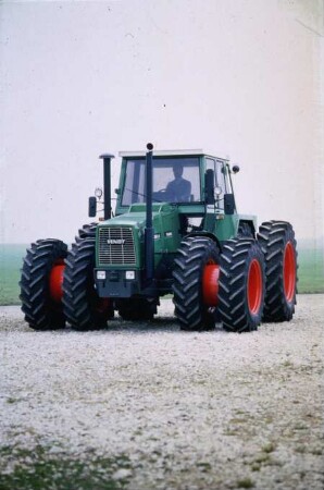 Fotografie: Allradtraktor, Zwillingsreifen, Antriebs- und Anbausystem, Reifen