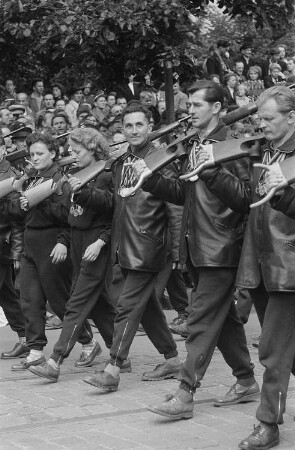 Schützen auf einer Parade anlässlich des II. Deutschen Turn- und Sportfestes