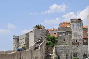 Dubrovnik - Stadtmauer : Touristen laufen auf der Stadtmauer. Aufgenommen am 2. Juli 2010 in Dubrovnik