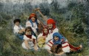 Frauen mit Kindern in ukrainischer Volkstracht auf einer Wiese
