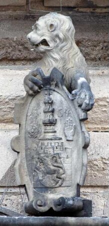 Turmportal — Löwe mit Wappenschild
