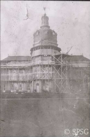 Berlin, Schloss Charlottenburg, alte Aufnahme des eingerüsteten Mittelbaus.
