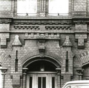 Cottbus, Rudolf-Breitscheid-Straße 1/Ecke Taubenstraße. Verwaltungsgebäude (um 1900; Finanzamt, ehemals Rat der Stadt), Fassadendetail mit Portalbogen