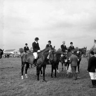 Sportveranstaltung: Pferdeleistungsschau: Reit- und Fahrverein Trittau und Umgebung von 1922 e.V.: Jubiläumsschau: Siegerehrung der Reiterstaffeln