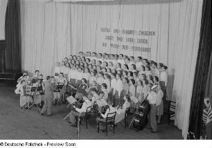Chor, Chorleiter und Instrumentenensemble beim Bezirksausscheid der Volkskunstgruppen 1954