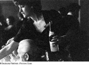 Berlin-Johannisthal. HO-Gaststätte "Zum Stern". Kellnerin mit Weinflasche