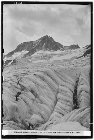 Stubaier Alpen. Schaufelspitze (3333 Meter) vom Schaufelferner