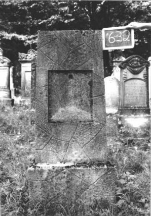Grabstein 632 (Index: 99895285) Material: Kalkstein Zustand: gut; Schriftplatte fehlt Maße HxBxT: 155x60x29 cm Beschreibung: blockhafte Stele, rustica; Sockel: Grabstein 632