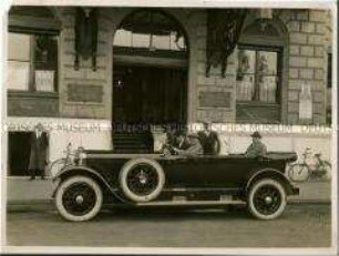 Gustav Stresemann im Wagen vor dem Hotel Metropole in Genf