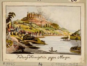 Die Stadt und die Festung Königstein in der Sächsischen Schweiz vom Elbufer nach Westen