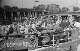 Dampferfahrt von Treptow : Winkende Schiffspassagiere