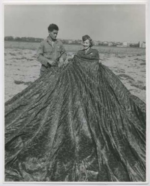 Marlene Dietrich bei einem Fallschirm-Übungsspringen der US Luftlandedevision (Mourmelon, März 1945) (Archivtitel)