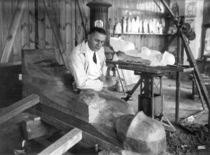 Magdeburger Ehrenmal : Güstrow, Schützenstraße 30. Atelier Ernst Barlachs. Der Bildhauer Bernhard A. Böhmer als Gehilfe Barlachs beim Schnitzen der Mittelgruppe des Magdeburger Ehrenmals. Eichenholz, geschnitzt (1929; E. Barlach)