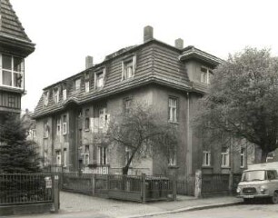 Dresden-Blasewitz, Traubestraße 14. Mietvilla (um 1910). Straßenansicht mit Hauseingang