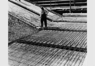 Arbeiter beim Wiederaufbau der Freitreppe der Nationalgalerie