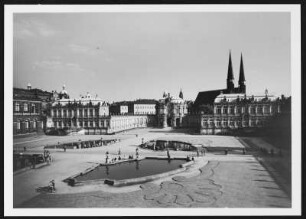 Dresden, Zwinger : Dresden-Altstadt. Zwinger (1709-1728; M. D. Pöppelmann, B. Permoser). Blick vom Wallpavillon nach Süden über den Zwingerhof gegen Glockenspielpavillon, Taschenbergpalais, Sophienkirche und Porzellanpavillon