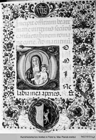 Officium Beata Mariae Virginis : Textseite mit Randbordüre, eingeschlossenem Wappen und historisierter Initiale D mit Madonna und Kind