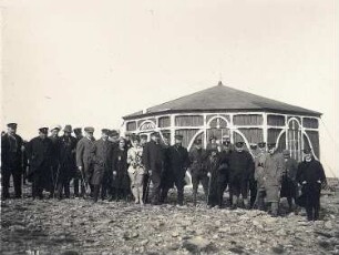 Nordkap. Touristengruppe vor dem Postamt (mit Champagnerausschank)