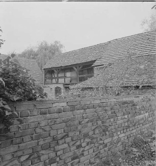 Klein Loitz. Dreiseithof : Klein Loitz, Dorfstraße 8. Dreiseithof (1. Hälfte 19. Jahrhundert). Hofansicht der Scheune über Einfriedungsmauer