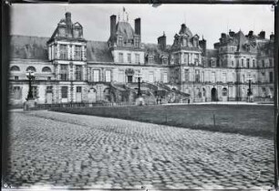Schloss Fontainebleau, Cour des Adieux, Flügel mit der "Escalier du Fer-à-cheval"