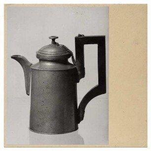 Tafel 9 / Kaffeekanne aus Zinn (Werkbundkiste Das Gießgefäß, Bildtafel)