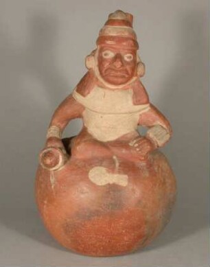 Applikation: sitzende anthropomorphe Figur mit Keule