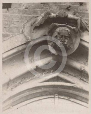 Schlussstein eines Fenstergewändes am Langhaus des Doms Breslau