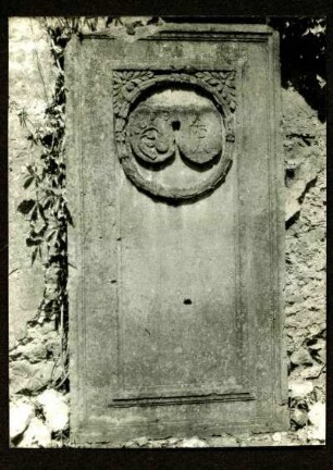 bei Göllheim, Klosterruine. Grabstein mit Hausmarke und Monogramm
