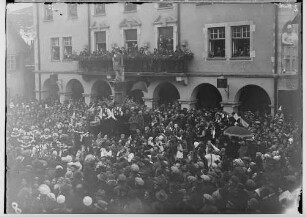 Fasnacht Sigmaringen 1932; Bräuteln vor dem Rathaus
