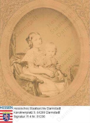 Carrière, Justus, Prof. Dr. phil. (1854-1893) / Porträt als Kleinkind auf Schoß von Cousine Marie Freiin v. Liebig (1845-1929) sitzend, Ganzfigur, in Medaillon