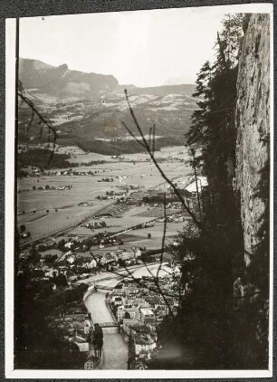 Österreich, Hallein. Blick auf Hallein und Dachstein durch den Kamin am kleinen Barnstein