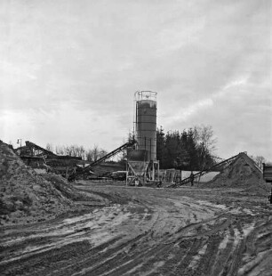 Kiesgrube: hinten Mitte Mischsilos: rechts und links Förderanlagen und Kieshaufen: hinten rechts Mann: im Hintergrund Bäume