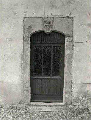 Goldbach-Weickersdorf, Dorfstraße 33/35. Vierseithof (1797) mit Gasthof "Erbgericht". Wohnstallhaus, Haustür