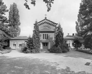 Wurzen. Neuer Friedhof, Dresdener Straße 65. Friedhofskapelle mit Totenhallen. Eingangsfront