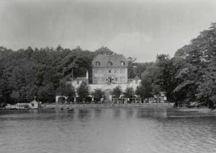 Bad Nauheim, Teichhaus-Schlößchen : Bad Nauheim. Teichhaus-Schlößchen (Salzmuseum). Ansicht über den Großen Teich