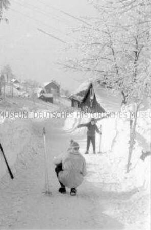 Urlauber aus der DDR in der Wintersportregion Aschberg im Erzgebirge