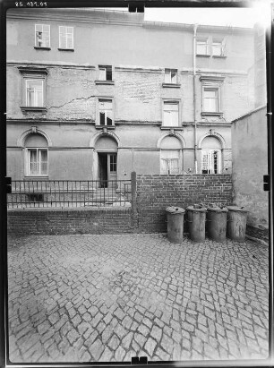 Kamenz, August-Bebel-Platz. Wohnhaus. Hoffront (Teilansicht) mit Hauseingang