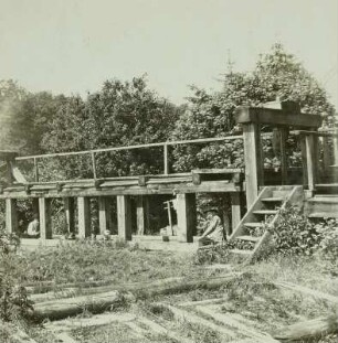 Spreewald. Kannomühle (Alt Zauche-Wußwerk), Stechkahn in der Schleuse