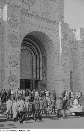 Besucher vor dem Eingang zum sowjetischen Pavillon, Herbstmesse 1953