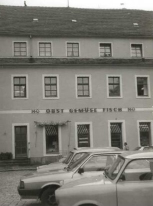 Dippoldiswalde, Kirchgasse 2. Wohnhaus mit Ladeneinbau. Straßenfront