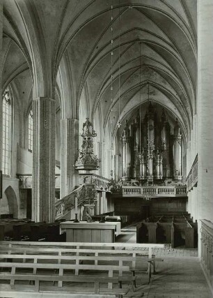 Tangermünde, Stephanskirche. Mittelschiff vom Chor mit Kanzel und Orgel (1624) : Tangermünde, Pfarrkirche St. Stephan. Inneres vom Chor durch das Mittelschiff mit Kanzel (gestiftet 1619) zur dreimanualigen Orgel III/32 (1623-1624; H. Scherer d. J.)
