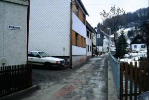 Brückenweg: Häuserzeile und Bachlauf