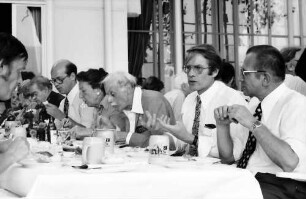 26. Tagung 1976 Physiker; Gruppen beim Bayrischen Frühstück: 3. v. l.: Frau Dirac, Paul Dirac, rechts E. Seegatz