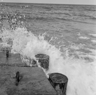 Welle trifft auf Wellenbrecher