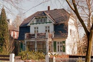 Struhbarg (47): traufständiges Wohnhaus: Straßenfront: Auslucht, darauf Altan, Zwerchgiebel: Vorgarten, Gartenzaun