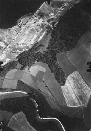 Schlottwitz (Glashütte-Schlottwitz). Müglitztal bei Oberschlottwitz (oben: Straße nach Cunnersdorf, links unten: Neumühle). Luftbild-Senkrechtaufnahme