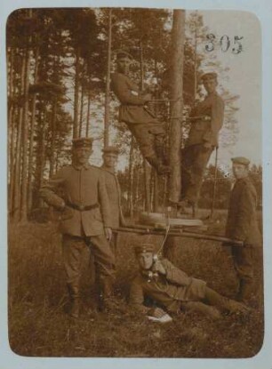 Foto von Soldaten beim Nachrichtenleitungsbau