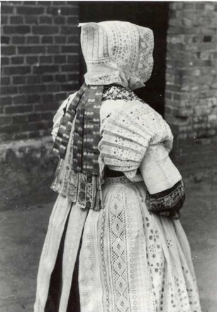Brautführerin aus Bluno : Kleidung - Hoyerswerdaer Tracht. Ort: Bluń / Bluno. Brautführerin (zamama)