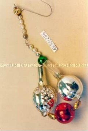 Gablonzer Christbaumschmuck - Phantasie: Anhänger aus zwei walnussförmigen silberfarbenen Perlen mit langgezogenen Enden, grüne, rote, gelbe Perlen, Perlenreihung