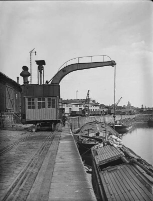 Dresden, Leipzigervorstadt, Dresden. Winterhafen (Neustädter Hafen). Fahrbarer Dampfkran